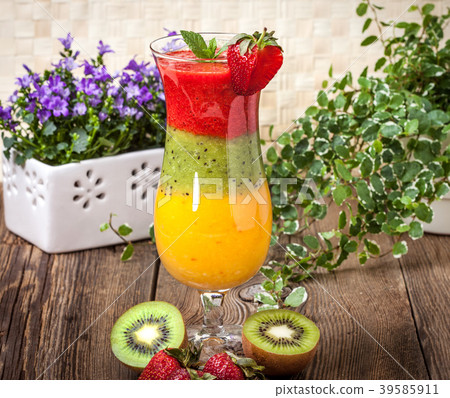 Smoothies with fresh fruit Smoothies with fresh fruit 39585911