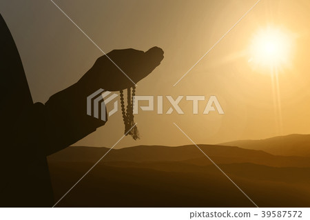 Silhouettes of muslim people praying to god Silhouettes of muslim people praying to god 39587572