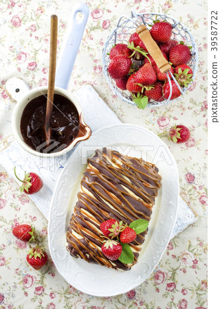 chocolate strawberry cheesecake with strawberries chocolate strawberry cheesecake with strawberries 39587722