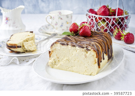 chocolate strawberry cheesecake with strawberries chocolate strawberry cheesecake with strawberries 39587723