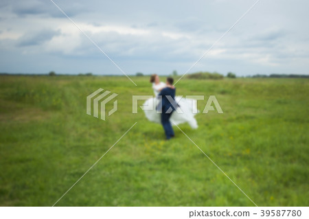 Blurry romantic bride and groom Blurry romantic bride and groom 39587780