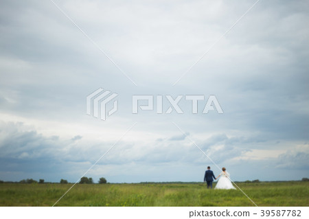 Blurry romantic bride and groom Blurry romantic bride and groom 39587782
