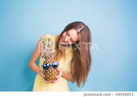 Portrait smiling woman and pineapple in sunglasses 39589051