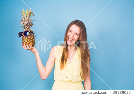 Portrait smiling woman and pineapple in sunglasses 39589053