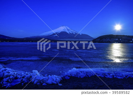 Japan, winter Mt. Fuji, superb view, Lake Yamanaka Japan, winter Mt. Fuji, superb view, Lake Yamanaka 39589582