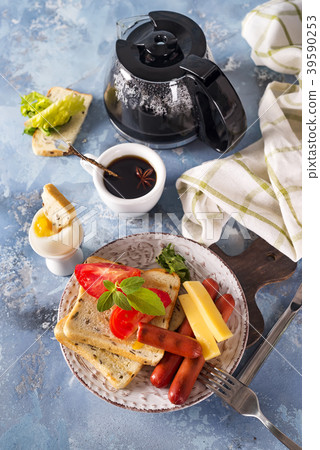 English breakfast. Fried eggs, sausages, toasts 39590253