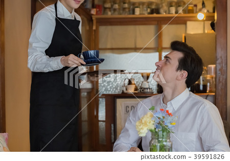 外國人放鬆在一個複古的咖啡館 外國人放鬆在一個複古的咖啡館 39591826