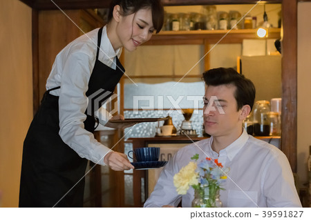 外國人放鬆在一個複古的咖啡館 39591827