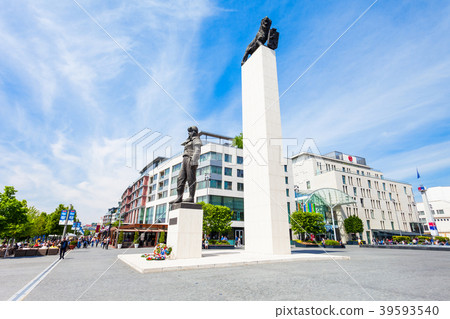 Milan Rastislav Stefanik Monument 39593540