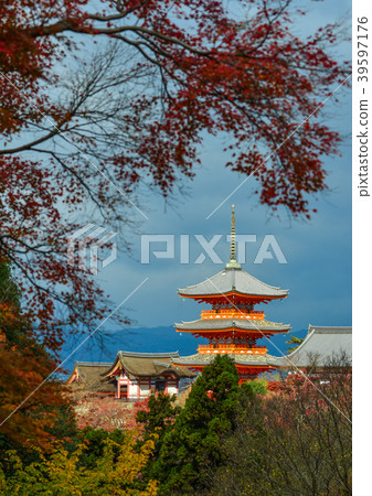 Kiyomizu Temple at autumn in Kyoto, Japan Kiyomizu Temple at autumn in Kyoto, Japan 39597176