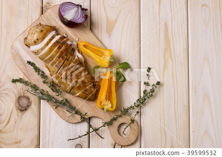 Grilled chicken fillets on wooden board with onion Grilled chicken fillets on wooden board with onion 39599532