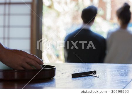 在旅館放鬆的男人和女人 39599993