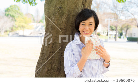 Woman talking under a big tree in Yamashita Park Woman talking under a big tree in Yamashita Park 39600876