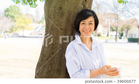 婦女談話在Yamashita公園的一棵大樹下 婦女談話在Yamashita公園的一棵大樹下 39600877