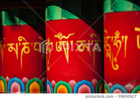 Buddhist prayer wheels 39600927