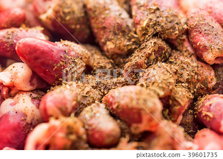 Close up fresh raw chicken hearts in spices Close up fresh raw chicken hearts in spices 39601735