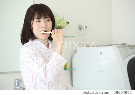 刷牙的女人 刷牙的女人 39604993