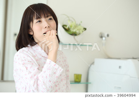 刷牙的女人 刷牙的女人 39604994