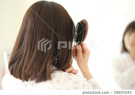A woman stroking her hair 39605043
