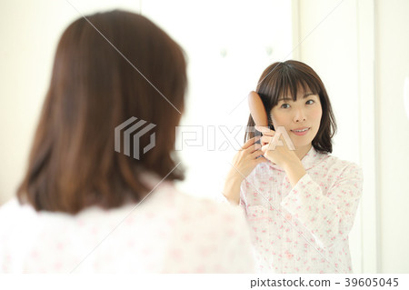 A woman stroking her hair 39605045