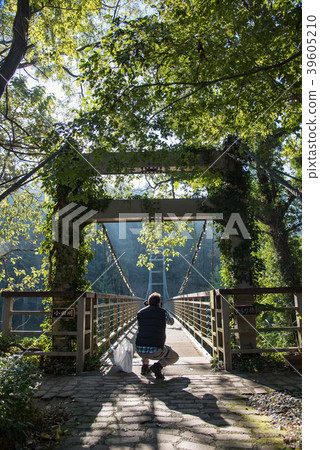 四國Michi-no-Eki Uchiko新鮮公園Karakari外國人在Karahashi橋拍照 39605210