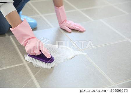 刷地板的女人 刷地板的女人 39606673