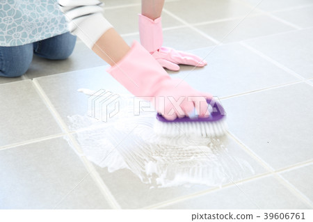 刷地板的女人 39606761