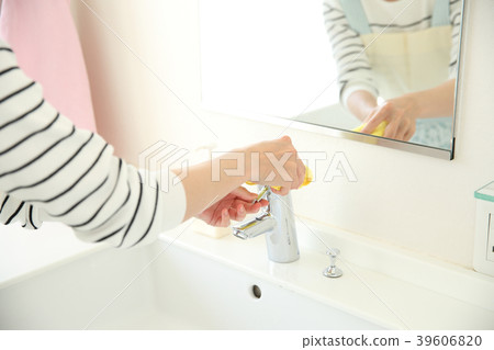 Woman cleaning the wash basin Woman cleaning the wash basin 39606820
