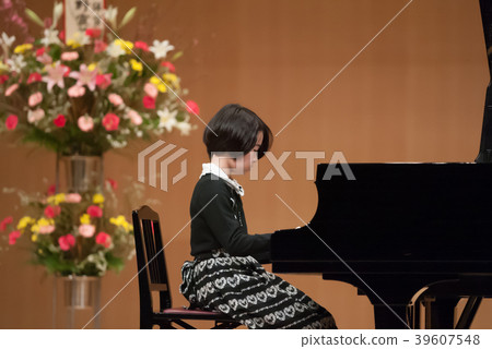 Piano recital 39607548