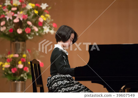 Piano recital 39607549
