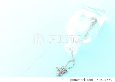 小空瓶和項鍊 小空瓶和項鍊 39607669