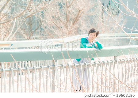  A woman standing on a bridge from Yamashita Park to a foreigner's cemetery 39608180