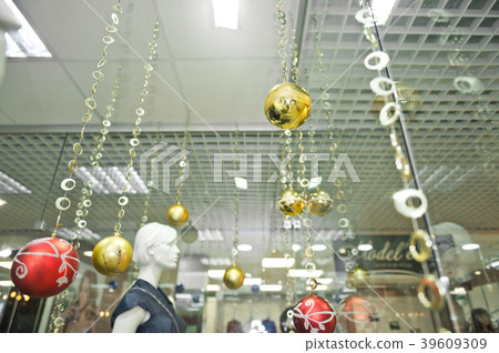 Jewelry stores for the holidays to attract buyers Jewelry stores for the holidays to attract buyers 39609309