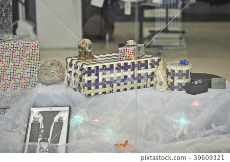 Jewelry stores for the holidays to attract buyers Jewelry stores for the holidays to attract buyers 39609321