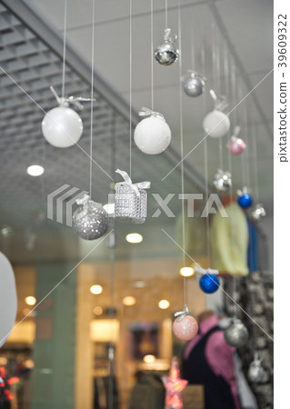 Jewelry stores for the holidays to attract buyers Jewelry stores for the holidays to attract buyers 39609322