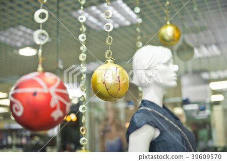 Jewelry stores for the holidays to attract buyers Jewelry stores for the holidays to attract buyers 39609570