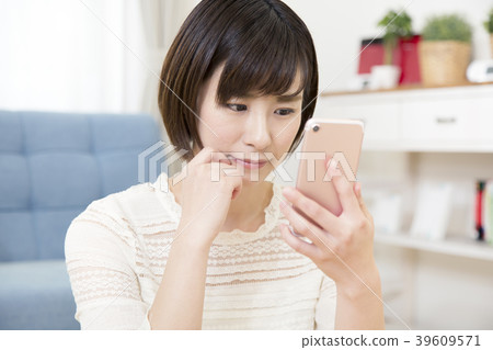 操作智能手機的一個少婦 操作智能手機的一個少婦 39609571