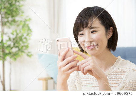 操作智能手機的一個少婦 39609575