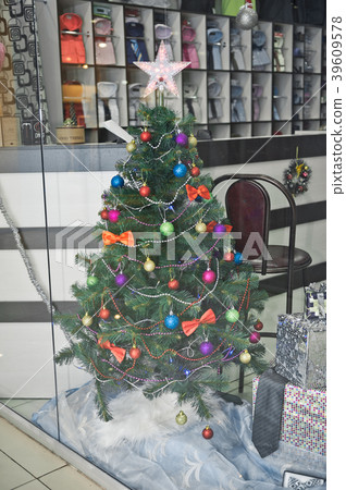 Jewelry stores for the holidays to attract buyers Jewelry stores for the holidays to attract buyers 39609578