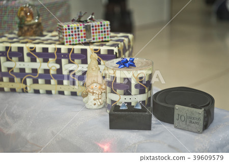 Jewelry stores for the holidays to attract buyers Jewelry stores for the holidays to attract buyers 39609579