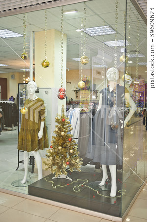 Jewelry stores for the holidays to attract buyers 39609623