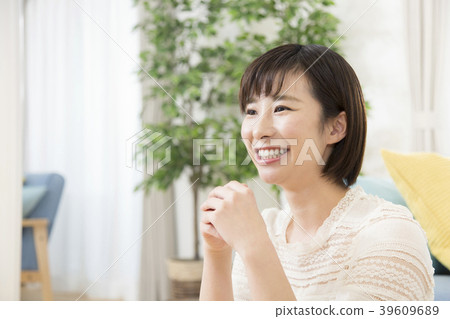年輕女子愉快的談話面試 39609689