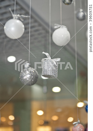 Jewelry stores for the holidays to attract buyers Jewelry stores for the holidays to attract buyers 39609781