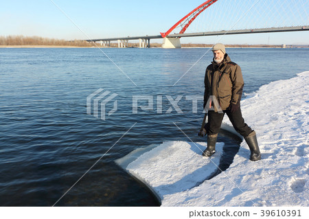 Man standing on an ice melting river 39610391