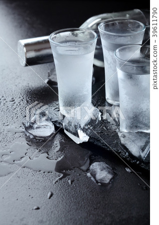 Vodka. Shots, glasses with vodka with ice . 39611790
