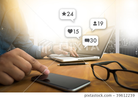 sms media man use  smart phone social media 39612239