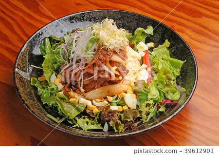 Korean food bulgogi salad 39612901
