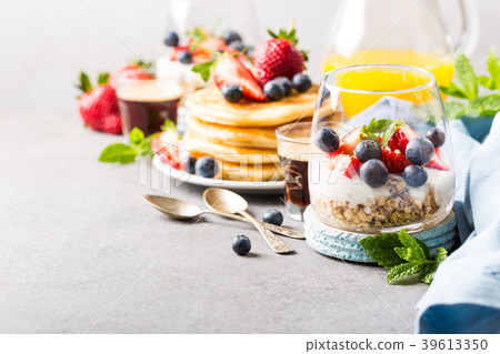 Breakfast with granola, pancakes and berries 39613350