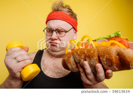 Fat man choise between sport and fastfood 39613634