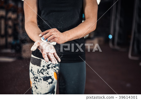Girl getting ready for crossfit training 39614301